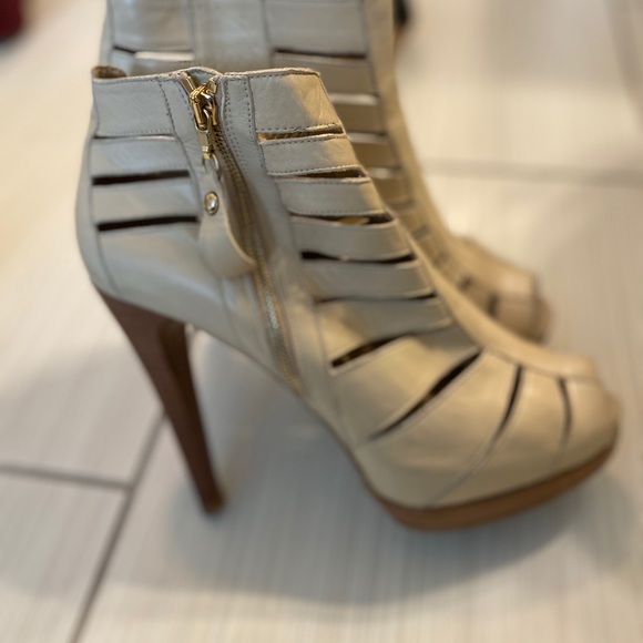 Beautiful leather booties - Picture 2 of 4